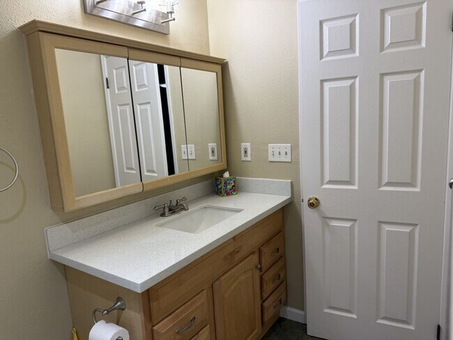 Foto del edificio - Updated Bellevue Condo with Reserved Parki...