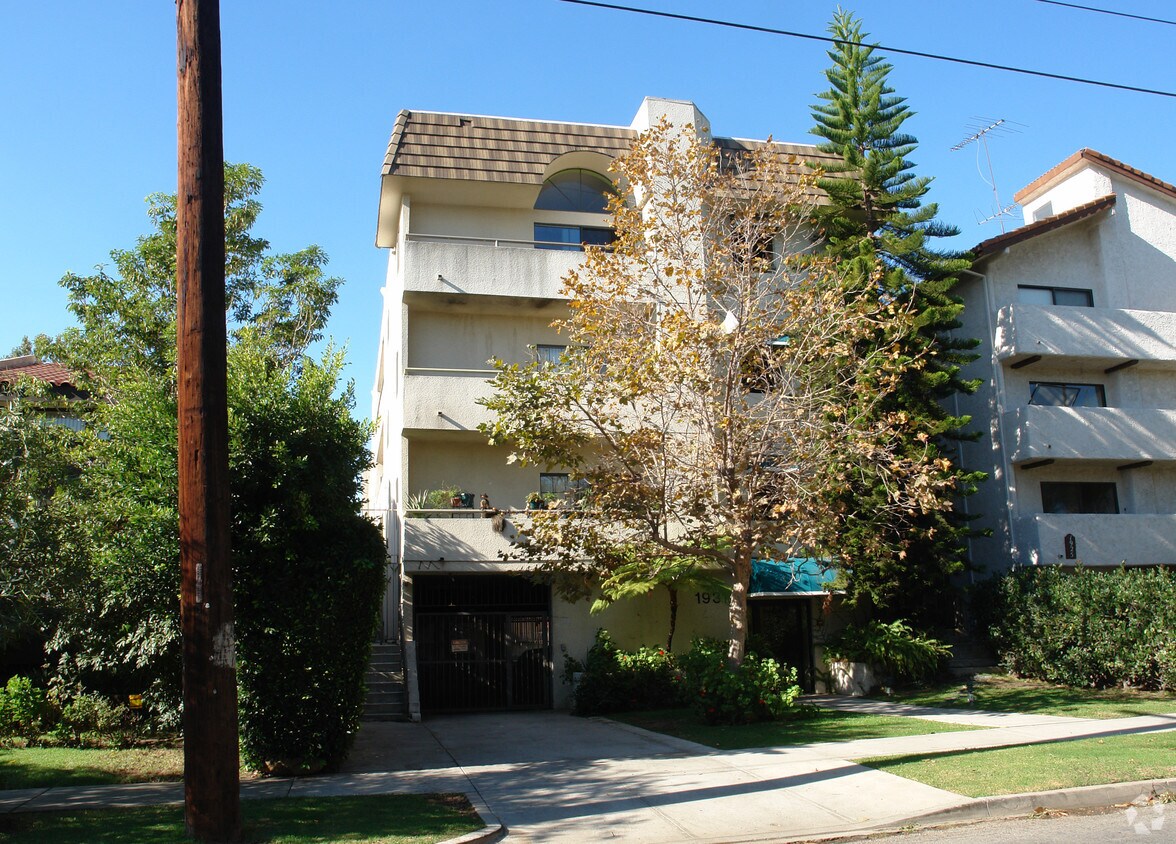 Primary Photo - 1931 Overland Ave