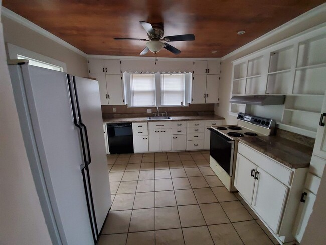 Foto del edificio - Radford, 4 BR / 2 BA, Available August 16