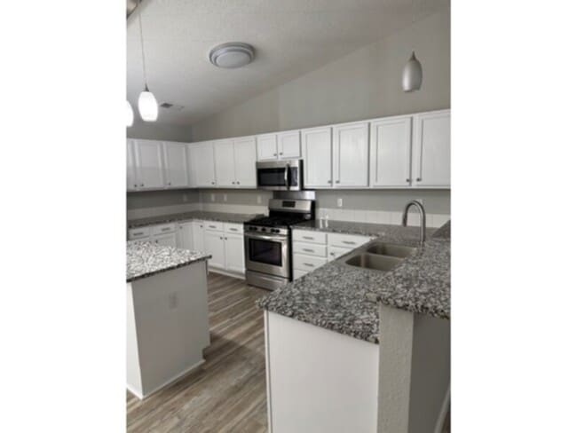 Building Photo - COUNTRYKNOLL