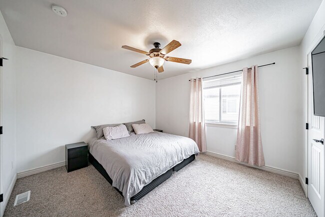 Foto del edificio - 586 Sunflower Rd