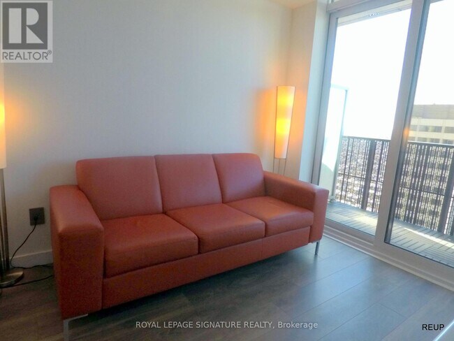 Photo du bâtiment - 8 Eglinton Ave E