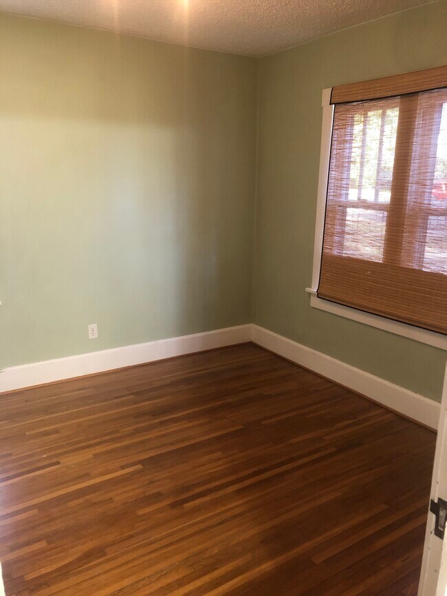 Bedroom 1 - 604 W Ildereen St