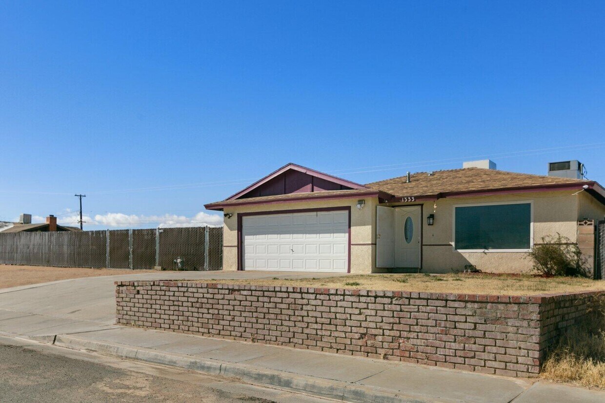 Foto principal - 1333 S Yorktown St