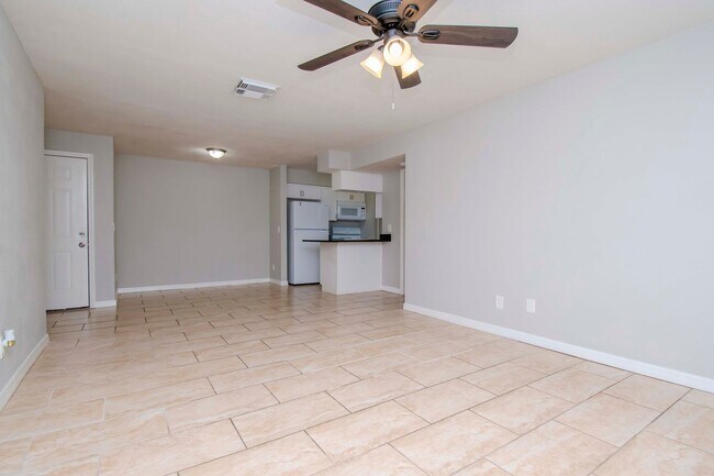 Building Photo - 2/2 Condo Downstairs in Heart of Brandon @...
