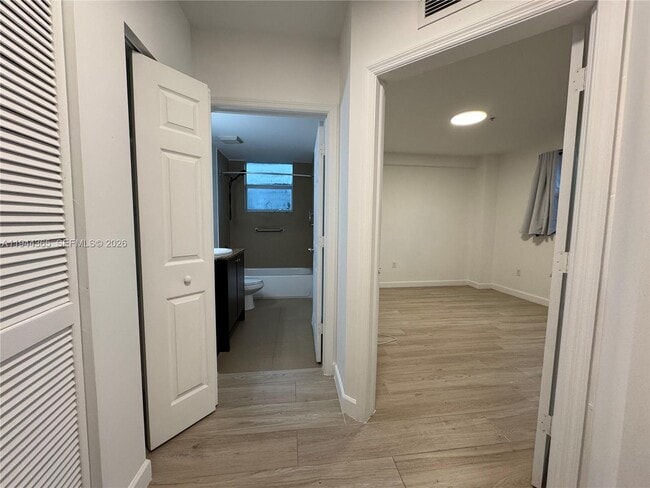 Foto del edificio - 529 NE 62nd St