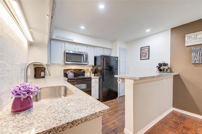Building Photo - 16800 Sugar Pine Dr