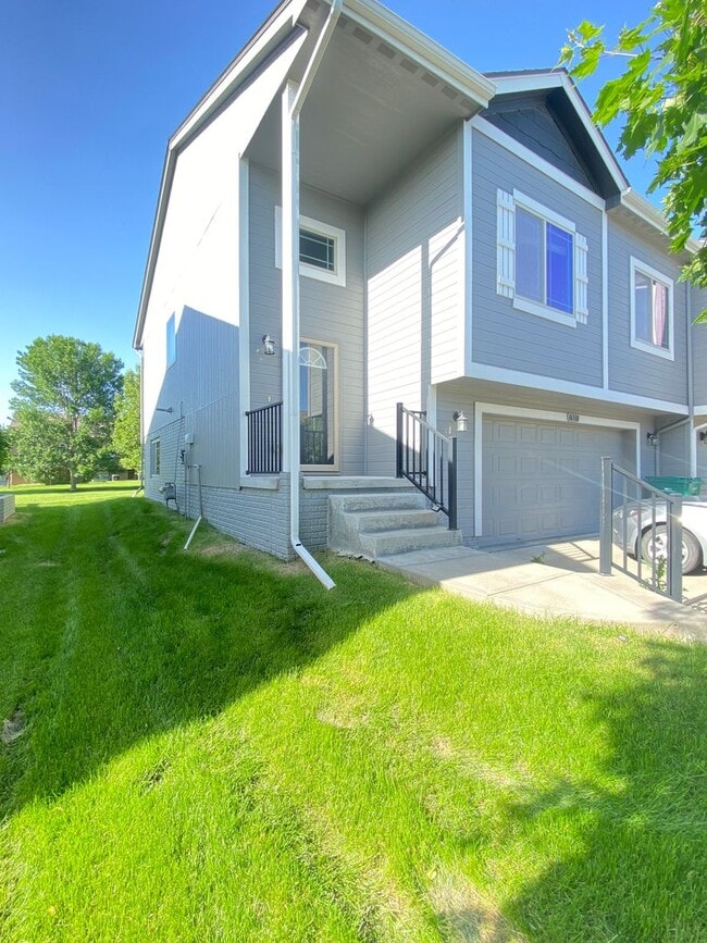 Building Photo - 1/2 MONTH OFF SUMMER MOVING SPECIAL!!! Upd...