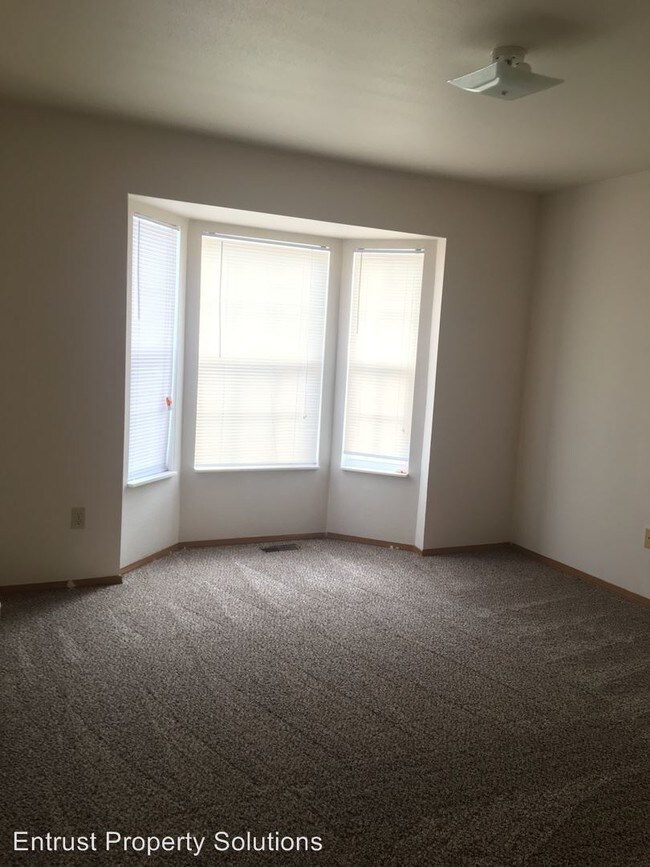 Building Photo - 2410-2410 Petrus Cir