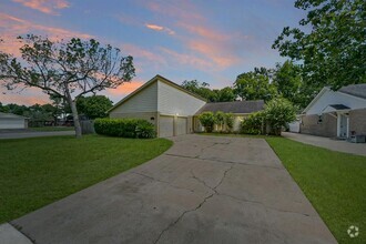 Building Photo - 2122 Clemson Dr