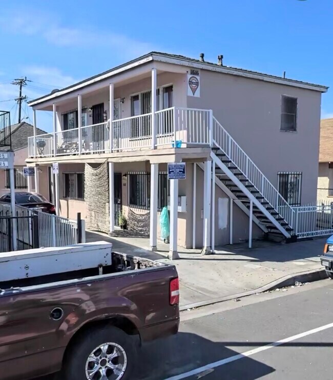 Foto del edificio - 1618 Firestone Blvd