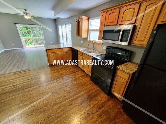 Building Photo - Spacious Townhome in Piper School District...