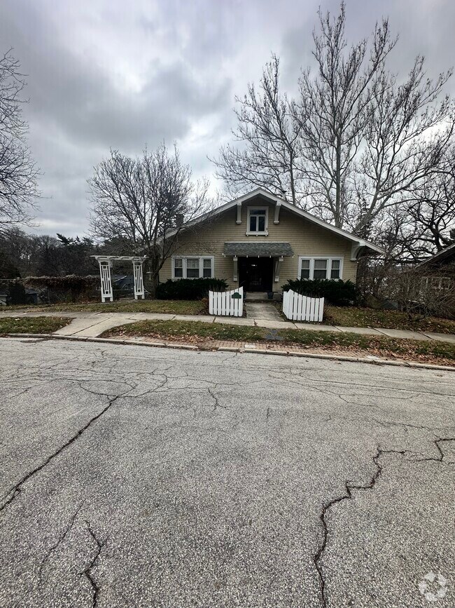 Mcclellan Heights Apartments for Rent with Hardwood Floors Davenport