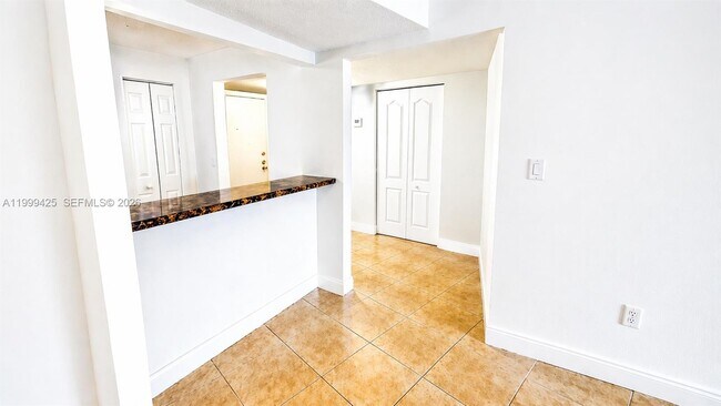 Foto del edificio - 4255 N University Dr