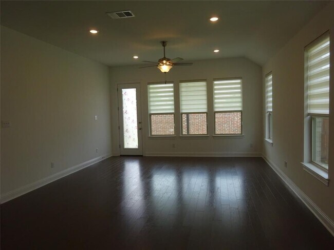 Building Photo - 2116 Spencer Ln