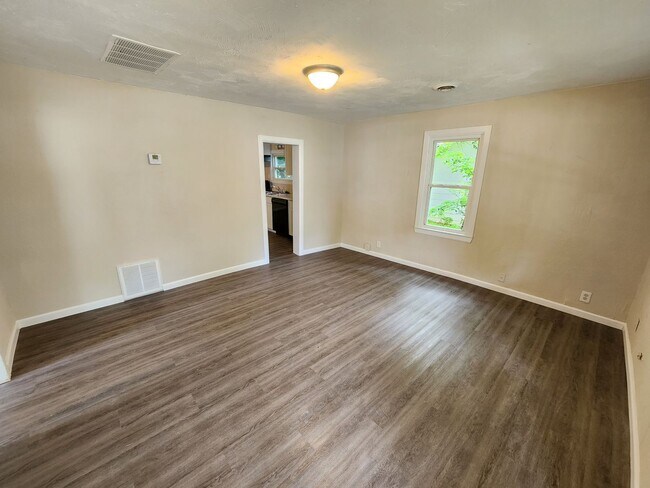 Foto del edificio - Spacious 2-Bedroom, 1-Bathroom Home AVAILABLE NOW!!