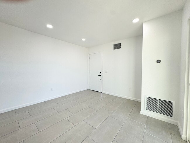 Building Photo - AVAILABLE NOW!!! MOVE IN SPECIAL!! 1 Bedro...