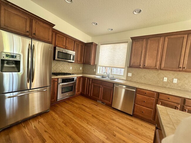 Foto del edificio - Spacious 3 Bedroom + Bonus Room , club, Across from Park!