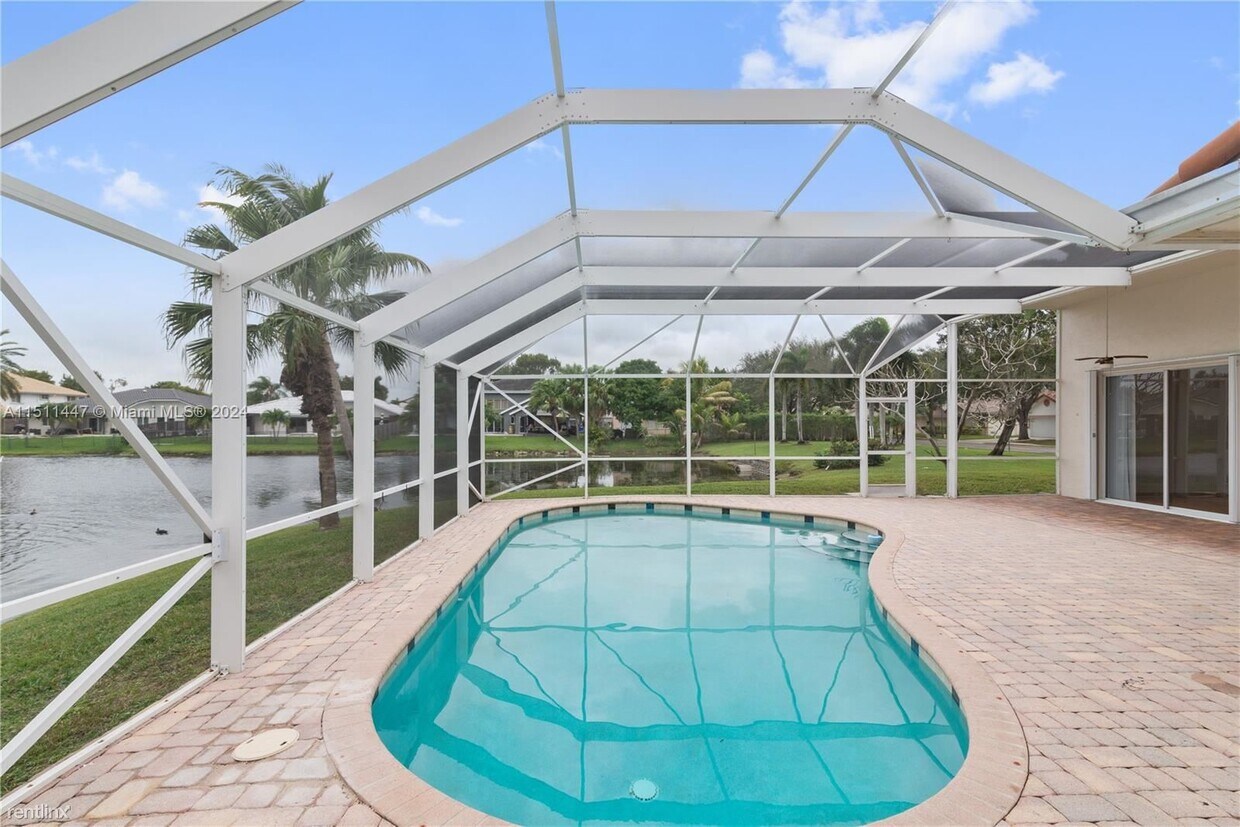 Foto principal - 4 br, 2.5 bath House - 1230 SW 102nd Ave #...