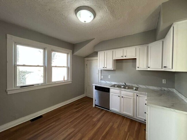 Building Photo - Charming & Move-In Ready in Lorain!