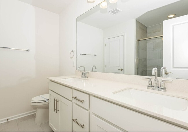 Building Photo - 2400 Summer Lee Dr