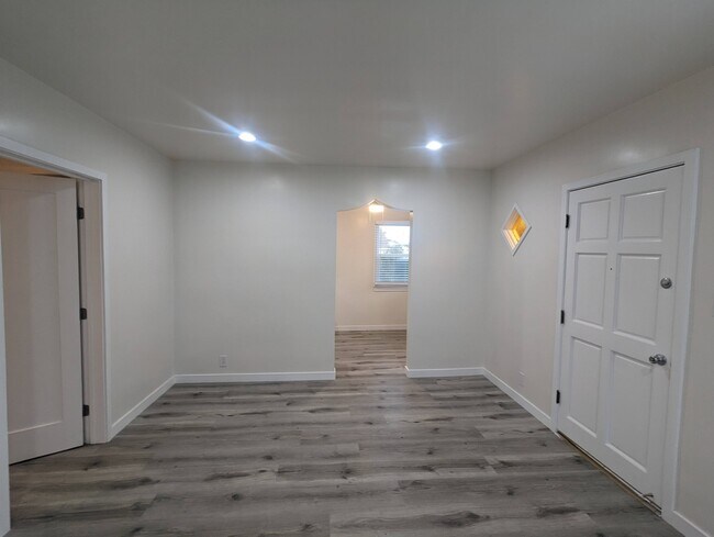 Foto del edificio - 648 Rose Ave