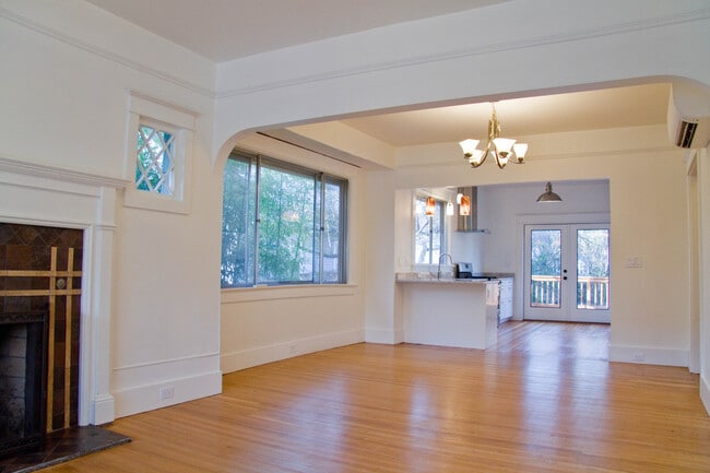 Building Photo - Gorgeous Home in the Heart of Hawthorne wi...