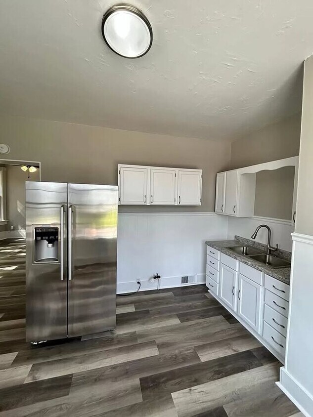 Foto principal - Updated Triplex in Milwaukee’s Harambe Nei...
