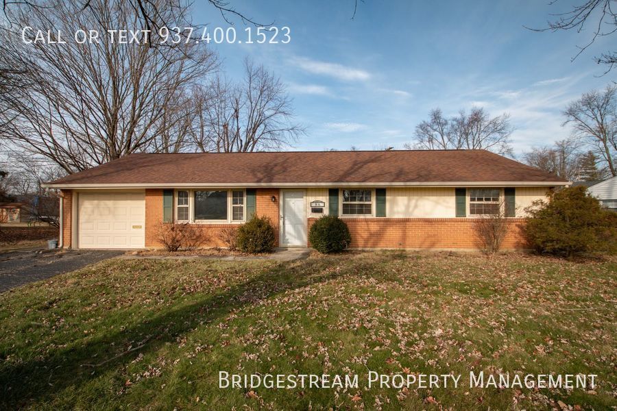 Foto principal - 3 bedroom, 1.5 bath ranch home with shed a...