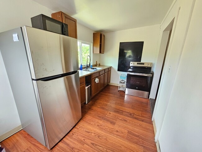 2 Bed / 1 Bath Apartment with 2 driveway P... - 2 Bed / 1 Bath Apartment with 2 driveway P...