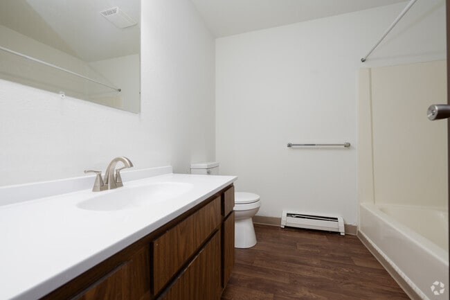 2BR, 1BA - 905SF - Bathroom - Mallard Cove Apartments