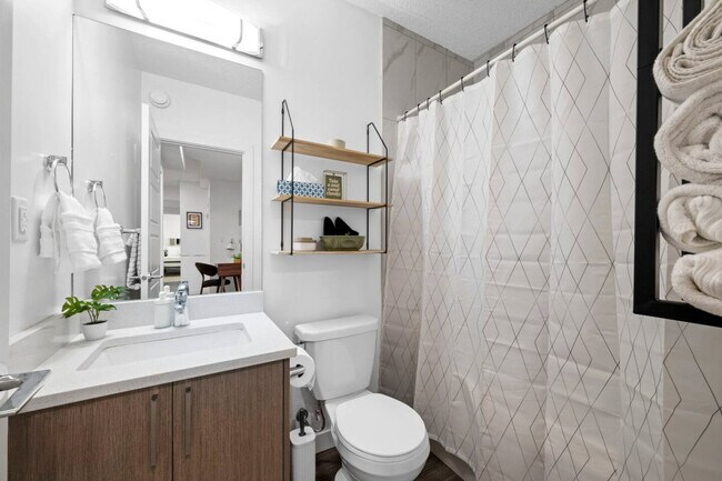 Photo du bâtiment - 10751-10792 92 St NW