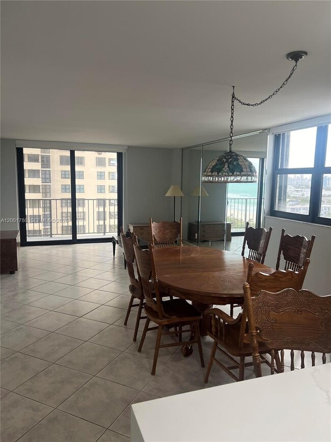 Building Photo - 2625 Collins Ave