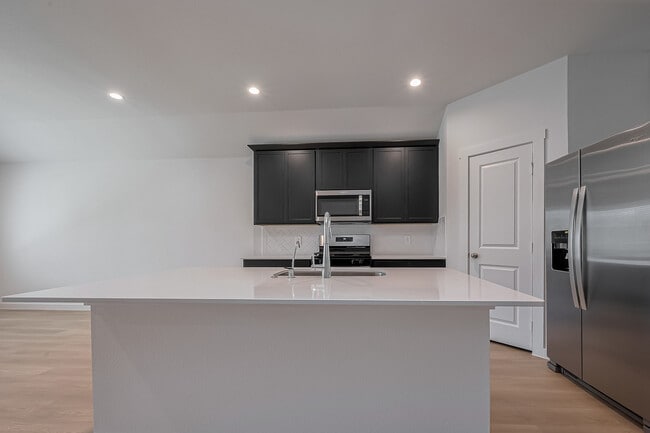 Kitchen with walk-in pantry - 1535 Merulana Ln
