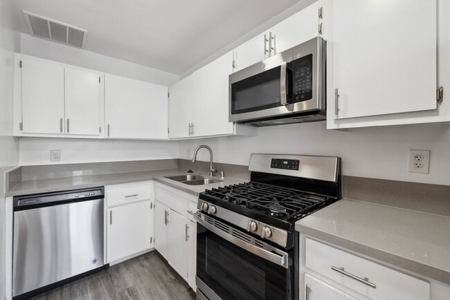 Interior Photo - 1253 Havenhurst Dr