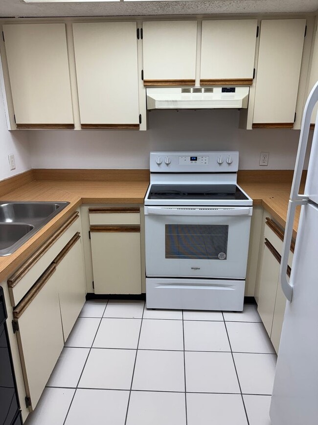 Building Photo - Centrally located condo in great community