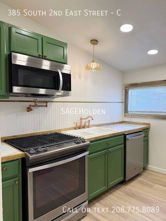 Building Photo - 385 S 2nd E St