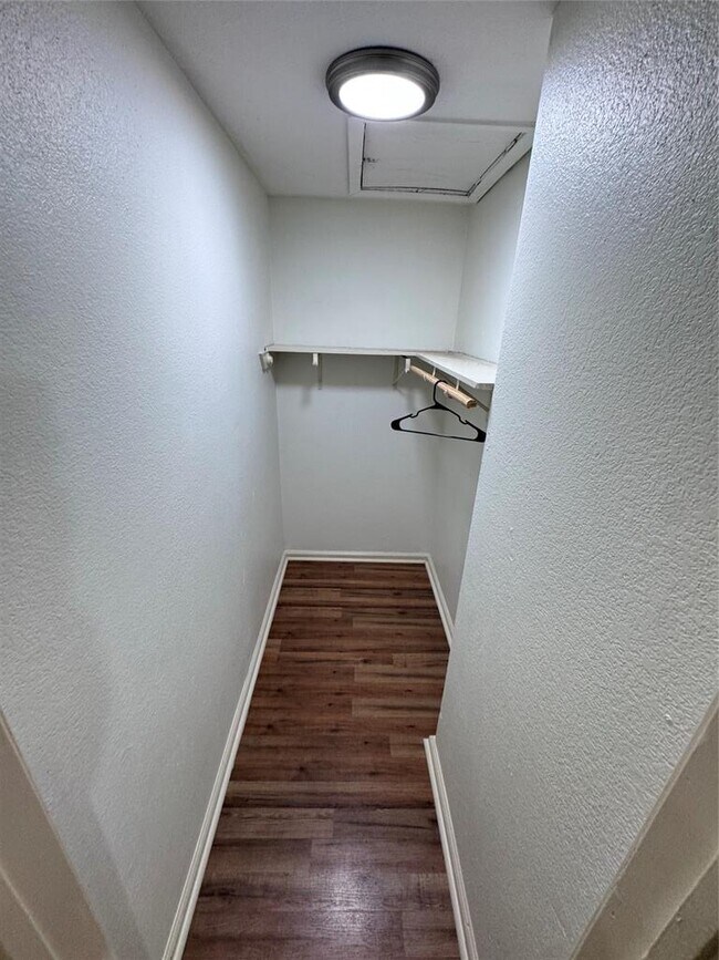 Foto del edificio - 8207 Sam Rayburn Dr