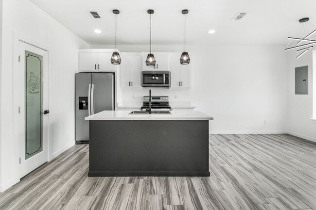 Building Photo - 706 W Seminole Ave