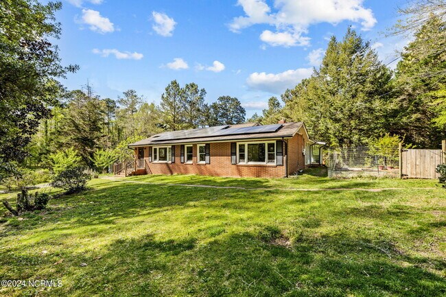 Building Photo - 806 Sunset Dr