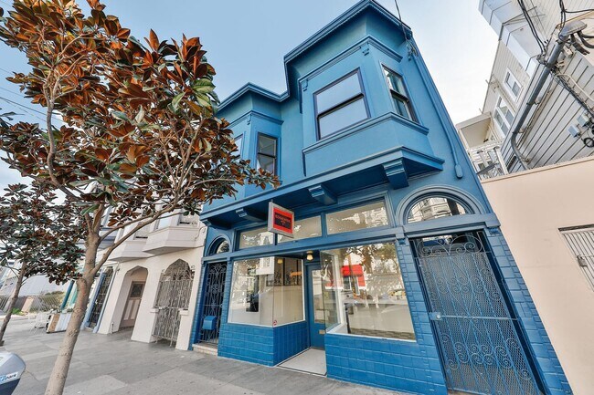 Building Photo - 2BR/1BA Spacious Valencia Corridor Luxury ...