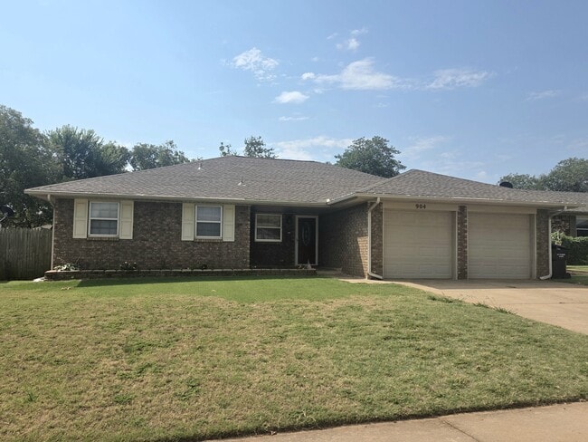 Photo - 904 E Hills Dr (Moore, OK) House