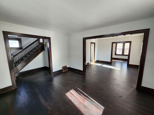 Foto del edificio - 3 Bedroom Home with 2 Car Detached Garage in East Moline