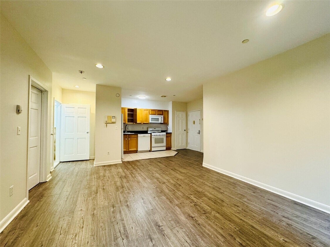 Foto principal - 118-82 Metropolitan Ave