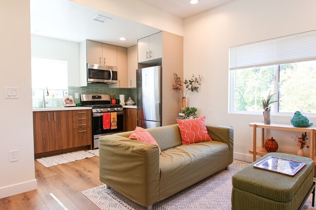 Foto del edificio - SPRING MOVE-IN SPECIAL! NEW CONSTRUCTION 1 BED + 1 BATH APARTMENTS IN HIGHLAND PARK