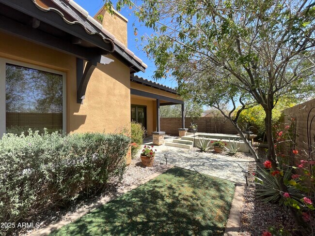 Building Photo - 12035 W Red Hawk Dr