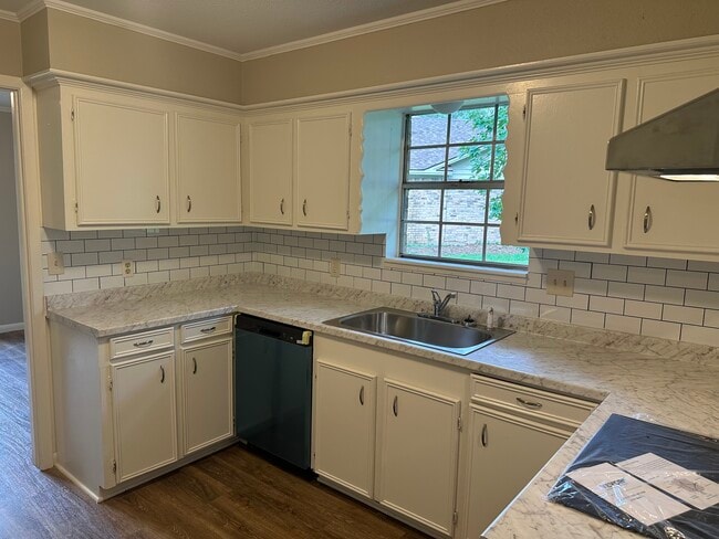 Building Photo - 6 Trailwood Ct