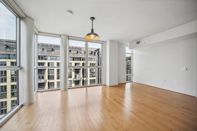 Building Photo - MUST SEE! Beautiful 2BR/2BA top floor corn...