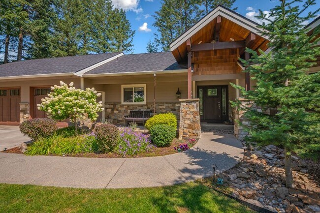 Building Photo - Riverfront Property 3 bed 3 bath