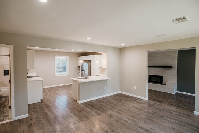Foto del edificio - 3-Bedroom with 2 Full Baths Home in Charleston – Spacious 1,752 Sq